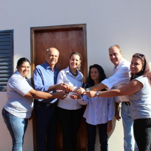 Prefeito e Equipe entregam as chaves da casa da D. Maria Viana e anunciam a construção de mais cinco casas do Projeto Social (20)