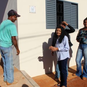 Prefeito e Equipe entregam as chaves da casa da D. Maria Viana e anunciam a construção de mais cinco casas do Projeto Social (22)