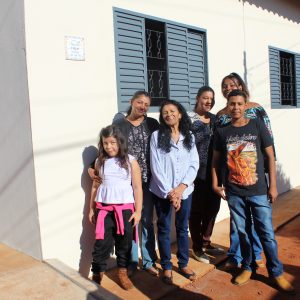 Prefeito e Equipe entregam as chaves da casa da D. Maria Viana e anunciam a construção de mais cinco casas do Projeto Social (24)