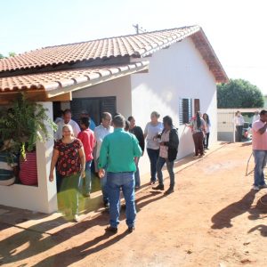 Prefeito e Equipe entregam as chaves da casa da D. Maria Viana e anunciam a construção de mais cinco casas do Projeto Social (27)