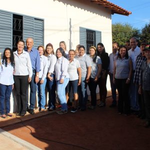 Prefeito e Equipe entregam as chaves da casa da D. Maria Viana e anunciam a construção de mais cinco casas do Projeto Social (4)