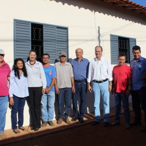 Prefeito e Equipe entregam as chaves da casa da D. Maria Viana e anunciam a construção de mais cinco casas do Projeto Social (7)