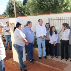 Prefeito e Equipe entregam as chaves da casa da D. Maria Viana e anunciam a construção de mais cinco casas do Projeto Social (8)