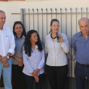 Prefeito e Equipe entregam as chaves da casa da D. Maria Viana e anunciam a construção de mais cinco casas do Projeto Social (9)