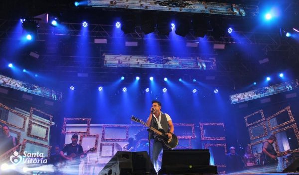 Show da dupla sertaneja Zezé Di Camargo e Luciano mais uma leva multidão ao Parque de Exposições “Salustiano Morais” (1)