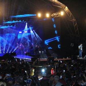 Show da dupla sertaneja Zezé Di Camargo e Luciano mais uma leva multidão ao Parque de Exposições “Salustiano Morais” (12) Show da dupla sertaneja Zezé Di Camargo e Luciano mais uma leva multidão ao Parque de Exposições “Salustiano Morais” (12)