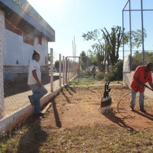 Podas e cortes de árvores são triturados e retornam à natureza na forma de adubo orgânico (15) Podas e cortes de árvores são triturados e retornam à natureza na forma de adubo orgânico (15)
