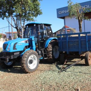 Podas e cortes de árvores são triturados e retornam à natureza na forma de adubo orgânico (8) Podas e cortes de árvores são triturados e retornam à natureza na forma de adubo orgânico (8)