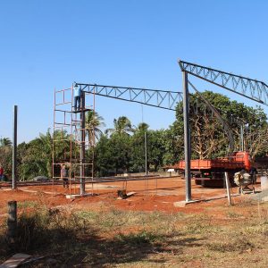 Prefeitura continua com a obra de construção da quadra coberta na Escola Municipal Nossa Senhora das Graças (2) Prefeitura continua com a obra de construção da quadra coberta na Escola Municipal Nossa Senhora das Graças (2)
