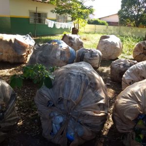 Projeto promove competicao nas escolas de Santa Vitória para estimular a reciclagem (12) Projeto promove competicao nas escolas de Santa Vitória para estimular a reciclagem (12)