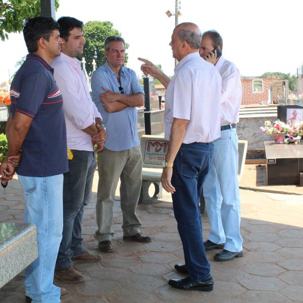 Salim e Renato acompanham execução das obras de Restauração da Capela São Vicente de Paulo e do Cruzeiro no Cemitério Municipal (2)
