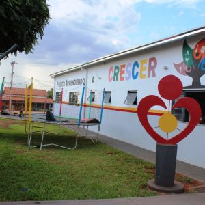 Autoridades fazem o lançamento das atividades no Novo Espaço do Projeto Aprendendo a Crescer no distrito de Chaveslândia (65) Autoridades fazem o lançamento das atividades no Novo Espaço do Projeto Aprendendo a Crescer no distrito de Chaveslândia (65)