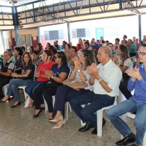 Prefeito e Primeira-dama prestigiam eleição da Nova Diretoria da APAE de Santa Vitória (19) Prefeito e Primeira-dama prestigiam eleição da Nova Diretoria da APAE de Santa Vitória (19)
