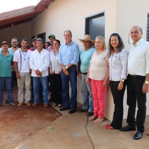 Projeto Social Prefeito, Vice-prefeito, Secretários e Vereadores entregam mais uma casa e garantem mais quatro casas ainda esse ano (15) Projeto Social Prefeito, Vice-prefeito, Secretários e Vereadores entregam mais uma casa e garantem mais quatro casas ainda esse ano (15)