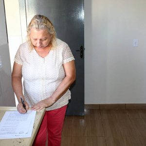 Projeto Social Prefeito, Vice-prefeito, Secretários e Vereadores entregam mais uma casa e garantem mais quatro casas ainda esse ano (17) Projeto Social Prefeito, Vice-prefeito, Secretários e Vereadores entregam mais uma casa e garantem mais quatro casas ainda esse ano (17)