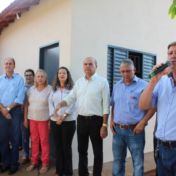 Projeto Social Prefeito, Vice-prefeito, Secretários e Vereadores entregam mais uma casa e garantem mais quatro casas ainda esse ano (2) Projeto Social Prefeito, Vice-prefeito, Secretários e Vereadores entregam mais uma casa e garantem mais quatro casas ainda esse ano (2)
