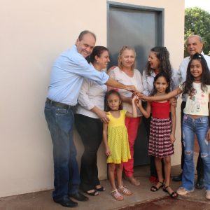 Projeto Social Prefeito, Vice-prefeito, Secretários e Vereadores entregam mais uma casa e garantem mais quatro casas ainda esse ano (23) Projeto Social Prefeito, Vice-prefeito, Secretários e Vereadores entregam mais uma casa e garantem mais quatro casas ainda esse ano (23)