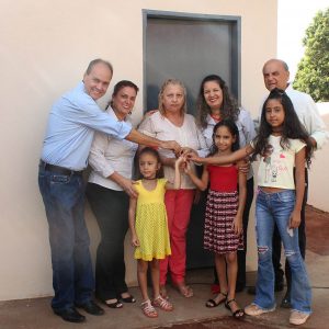 Projeto Social Prefeito, Vice-prefeito, Secretários e Vereadores entregam mais uma casa e garantem mais quatro casas ainda esse ano (9) Projeto Social Prefeito, Vice-prefeito, Secretários e Vereadores entregam mais uma casa e garantem mais quatro casas ainda esse ano (9)