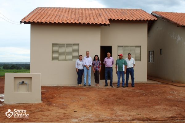 Prefeito Salim Curi, presidenta da Acisv e parceiros visitam a Casa construída para o primeiro prêmio da promoção