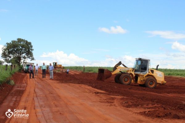 Prefeitura restaura estrada de acesso a Ipiaçu