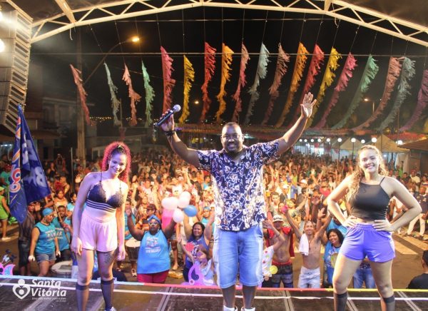 Centenas de pessoas curtiram a terceira noite de Carnaval na Praça, em Santa Vitória