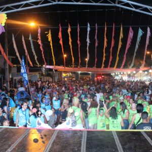 Com show da Sempre Bom, peimeira noite de Carnaval Santa Vitória arrasta multidão para a Praça Com show da Sempre Bom, peimeira noite de Carnaval Santa Vitória arrasta multidão para a Praça