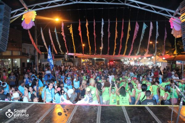 Com show da Sempre Bom, peimeira noite de Carnaval Santa Vitória arrasta multidão para a Praça