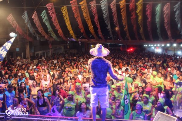 PAQUÁ anima os foliões na 2ª Noite de Carnaval em Santa Vitória