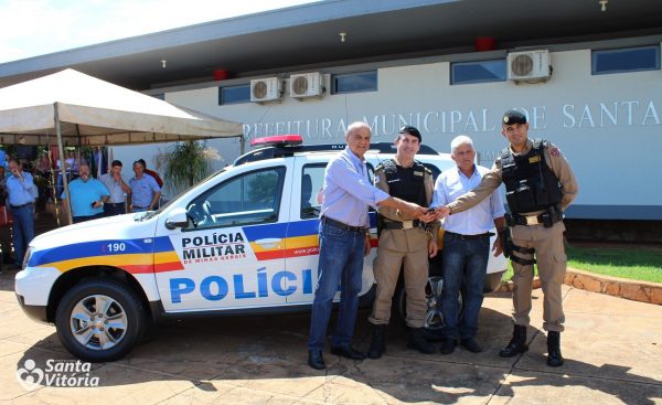 Prefeito Salim Curi, tenente-coronel Waldir e presidente Gilberto repassando as chaves da nova viatura para o 1º tenente Mar