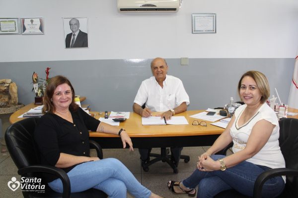 Prefeito Salim Curi com as extensionistas Priscila Vivas e Ângela Miranda