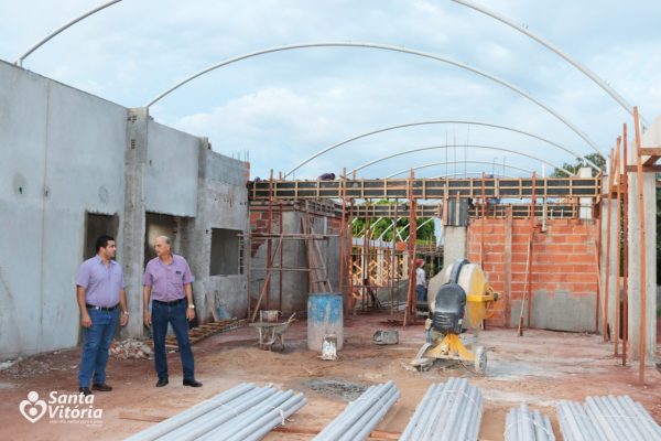 Prefeito visita obra em andamento da Praça de Alimentação