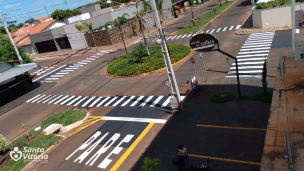 Rotatória no cruzamento da Avenida Joaquim Ribeiro de Gouveia com Rua Jerônimo Teodoro