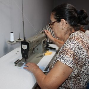 Secretaria de Desenvolvimento Social mantém serviços essenciais no atendimento de assistência social e inicia confecção de máscaras (11) Secretaria de Desenvolvimento Social mantém serviços essenciais no atendimento de assistência social e inicia confecção de máscaras (11)