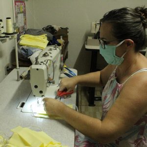 Secretaria de Desenvolvimento Social mantém serviços essenciais no atendimento de assistência social e inicia confecção de máscaras (4) Secretaria de Desenvolvimento Social mantém serviços essenciais no atendimento de assistência social e inicia confecção de máscaras (4)