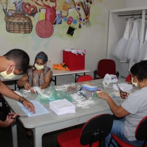 Secretaria de Desenvolvimento Social mantém serviços essenciais no atendimento de assistência social e inicia confecção de máscaras (6) Secretaria de Desenvolvimento Social mantém serviços essenciais no atendimento de assistência social e inicia confecção de máscaras (6)