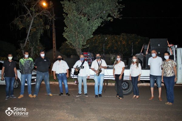 Centro Municipal de Cultura e Arte faz homenagem ao Dia das Mães pelas ruas de Santa Vitória (1)