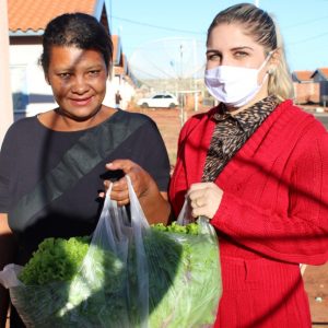 Empresários de horta doam alface para o CRAS (3) Empresários de horta doam alface para o CRAS (3)