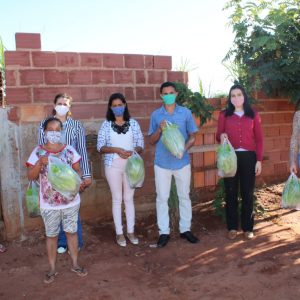 Empresários de horta doam alface para o CRAS (4) Empresários de horta doam alface para o CRAS (4)