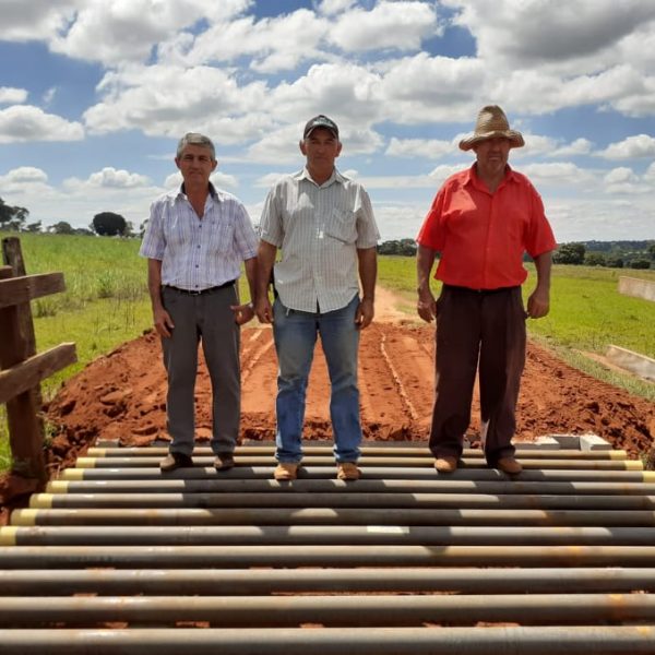 Prefeitura instala novos mata-burros em estradas rurais de Santa Vitória 2 Prefeitura instala novos mata-burros em estradas rurais de Santa Vitória 2