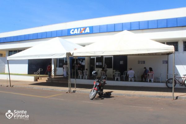 Prefeitura instala tendas com cadeiras em frente à Caixa e Lotérica (1)