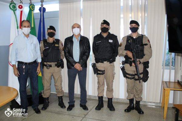 Vice-prefeito Renato de Paula, sargento PM Amorim, prefeito Salim Curi, tenente PM Guimarães e sargento PM Arantes