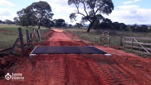 Prefeitura instala novos mata-burros na zona rural de Santa Vitória