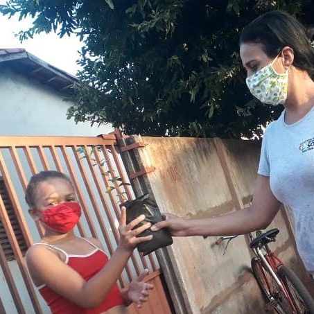 Crianças aprendem a preservar o meio ambiente plantando árvores (5)