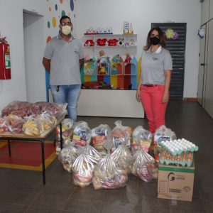 Prefeitura distribui kits de alimentos adquiridos através de recurso da União