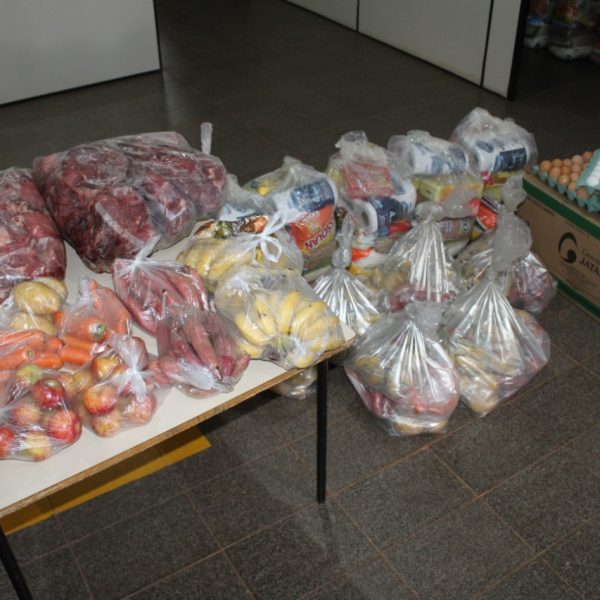 Prefeitura distribui kits de alimentos adquiridos através de recurso da União 8