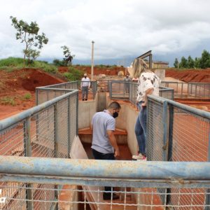 Prefeito Salim Curi, engenheiros, técnico e gerente Regional da Copasa vistoriam obras da ETE em fase final (2) Prefeito Salim Curi, engenheiros, técnico e gerente Regional da Copasa vistoriam obras da ETE em fase final (2)