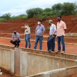 Prefeito Salim Curi, engenheiros, técnico e gerente Regional da Copasa vistoriam obras da ETE em fase final (4) Prefeito Salim Curi, engenheiros, técnico e gerente Regional da Copasa vistoriam obras da ETE em fase final (4)
