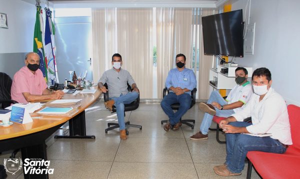 Reunião no gabinete entre o prefeito e representantes do Sindicato Rural, EPAMIG-OESTE e EMATER define novas ações