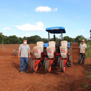Prefeitura de Santa Vitória auxilia produtores rurais oferecendo tratores e implementos agrícolas (3) Prefeitura de Santa Vitória auxilia produtores rurais oferecendo tratores e implementos agrícolas (3)