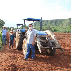 Prefeitura de Santa Vitória auxilia produtores rurais oferecendo tratores e implementos agrícolas (4) Prefeitura de Santa Vitória auxilia produtores rurais oferecendo tratores e implementos agrícolas (4)